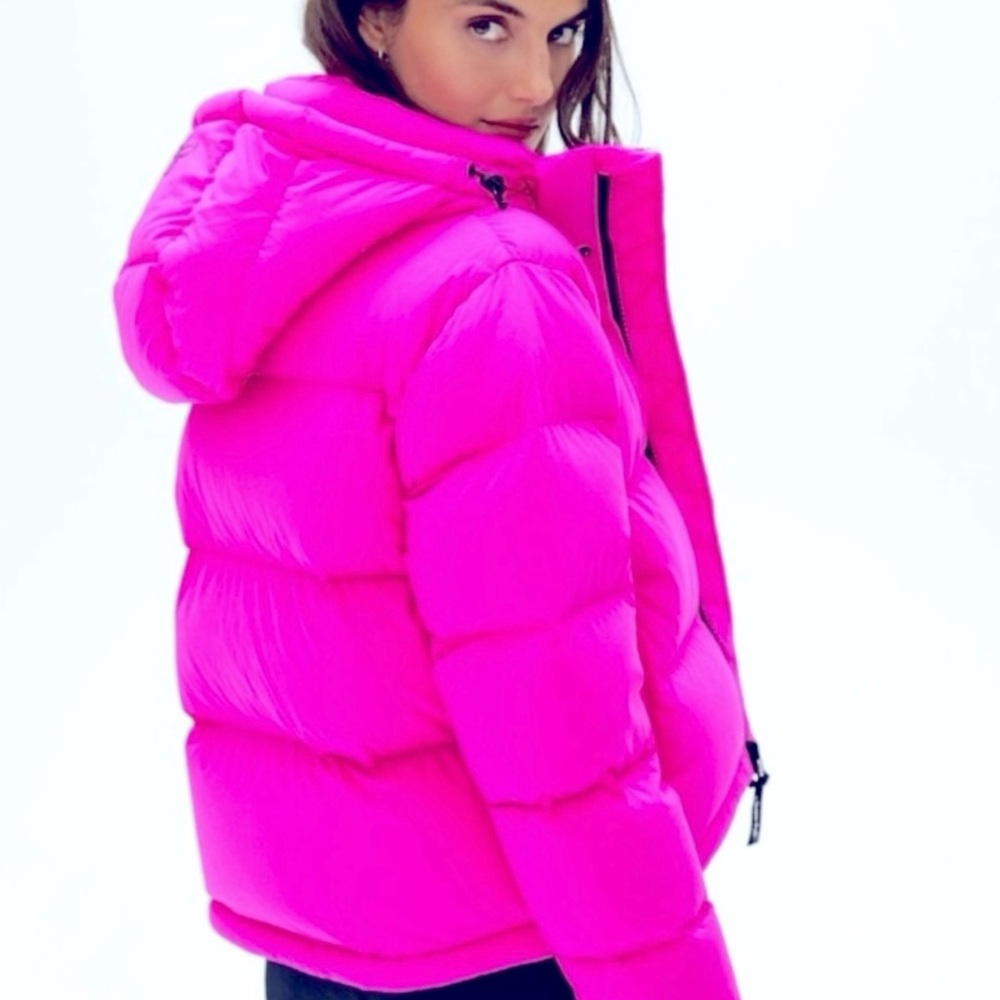 The Super Puff™ Shorty in MAGENTA